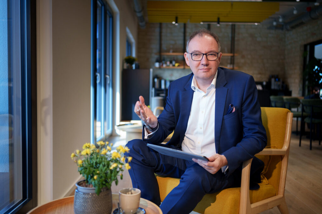 Marc Oliver Thoma erklärt etwas mit Tablet in der Hand
