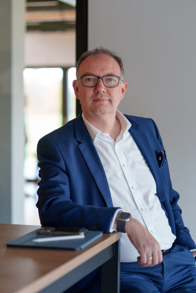 Marc Oliver Thoma, Trainer und Berater für Digitalisierung und Kommunikation, im hellen Büro