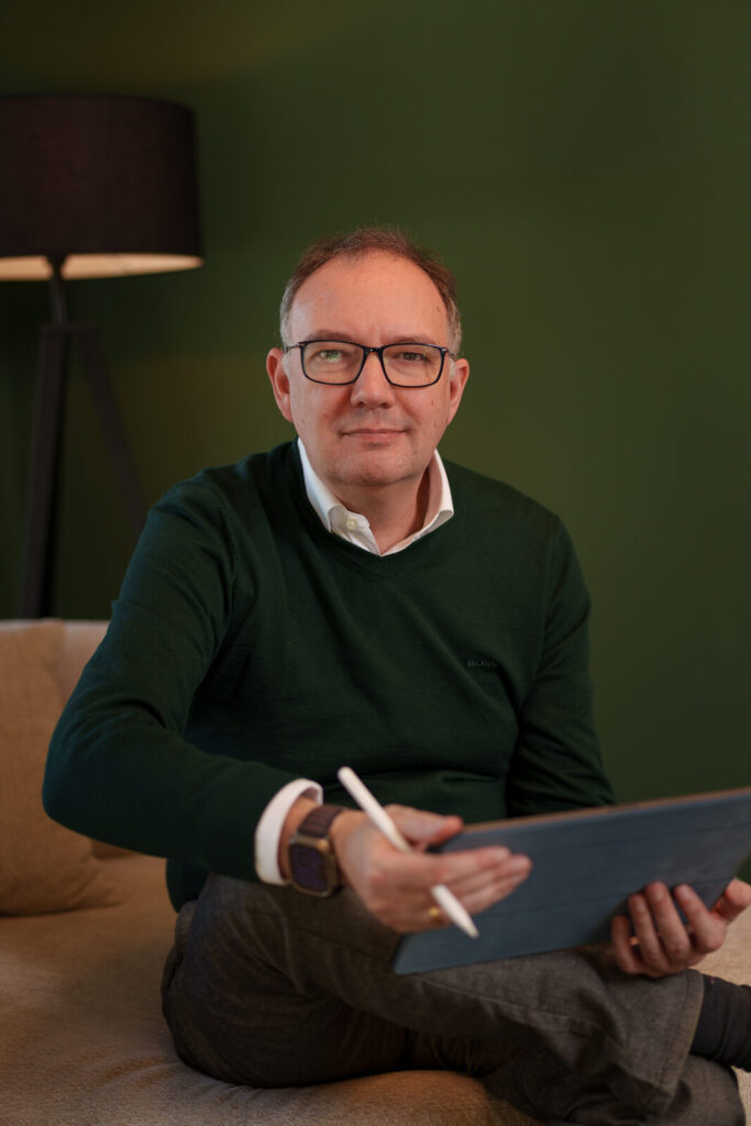 Porträt Marc Oliver Thoma mit Tablet