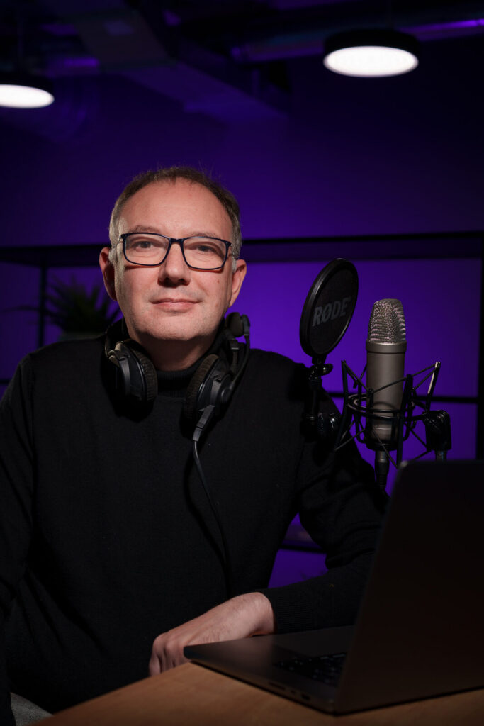 Marc Oliver Thoma im Studio mit Mikrofon und Kopfhörern