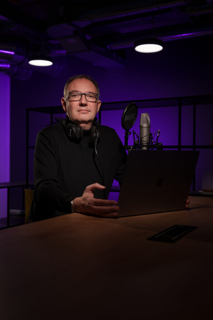 Marc Oliver Thoma spricht im Studio ins Mikrofon